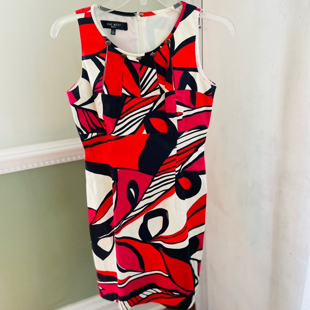 Fitted, sleeveless multi color